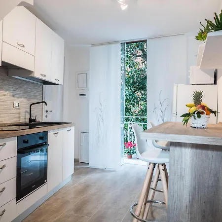 Chiaia Premium Flat, Center, Near Seaside Apartment *